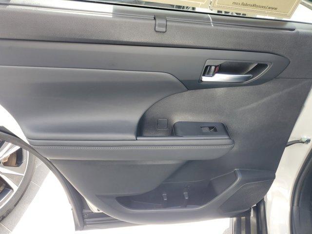 Photo of 2022 Pearl Toyota Highlander