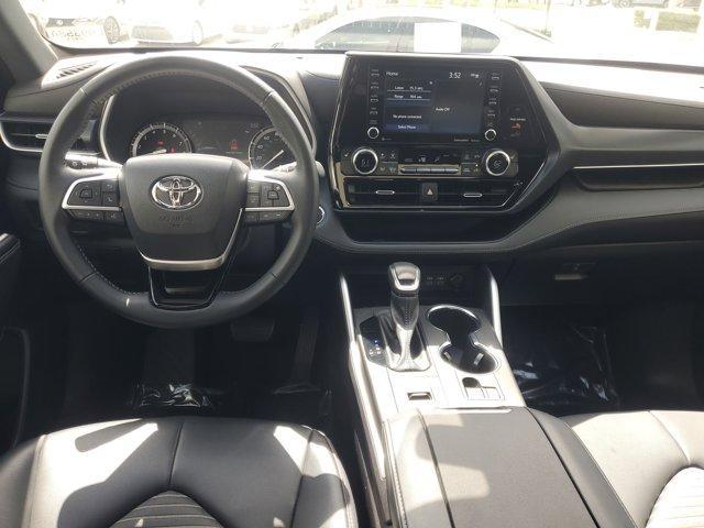 Photo of 2022 Pearl Toyota Highlander