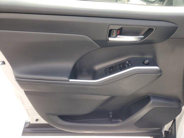 Photo of 2022 Pearl Toyota Highlander