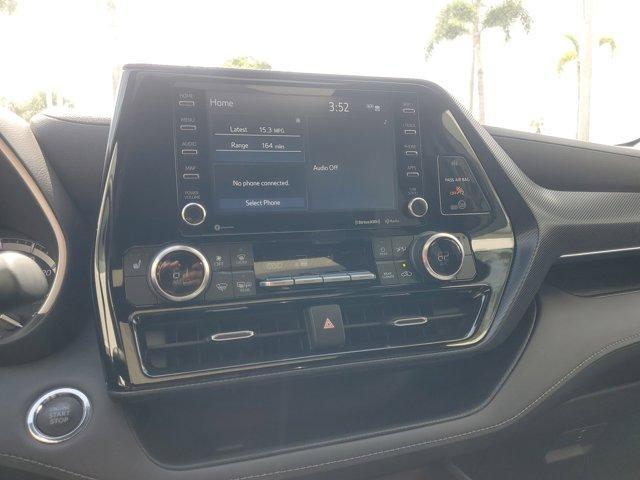 Photo of 2022 Pearl Toyota Highlander