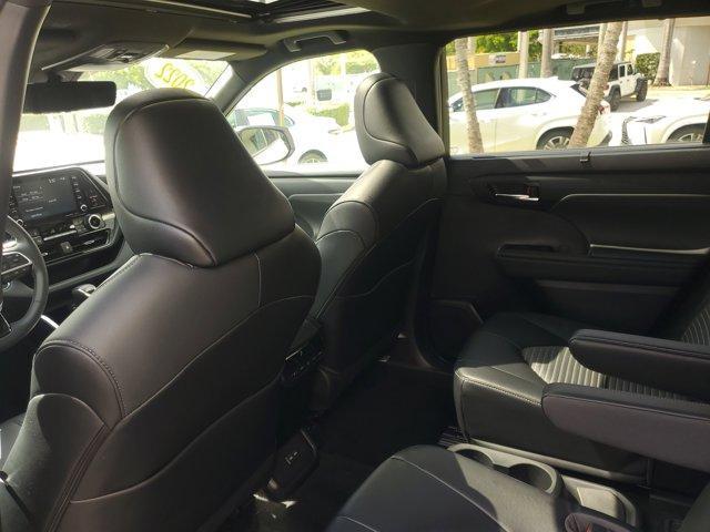 Photo of 2022 Pearl Toyota Highlander