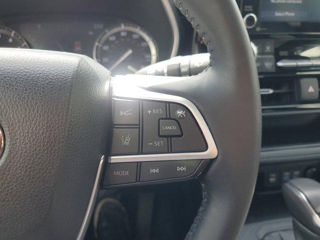 Photo of 2022 Pearl Toyota Highlander