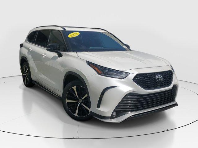 Photo of 2022 Pearl Toyota Highlander