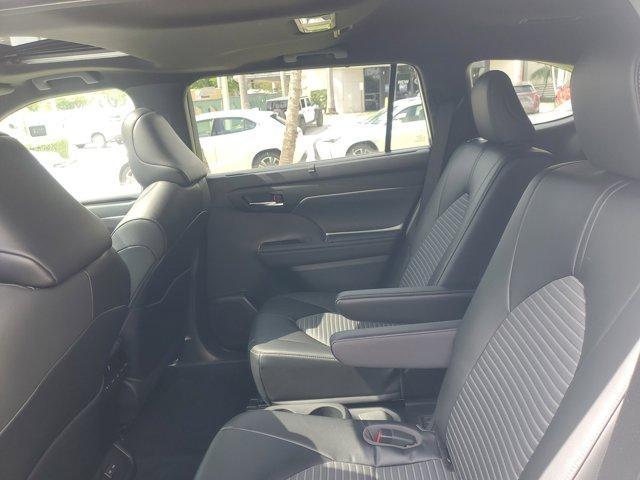 Photo of 2022 Pearl Toyota Highlander