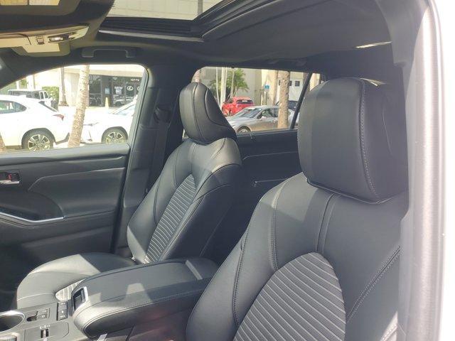 Photo of 2022 Pearl Toyota Highlander