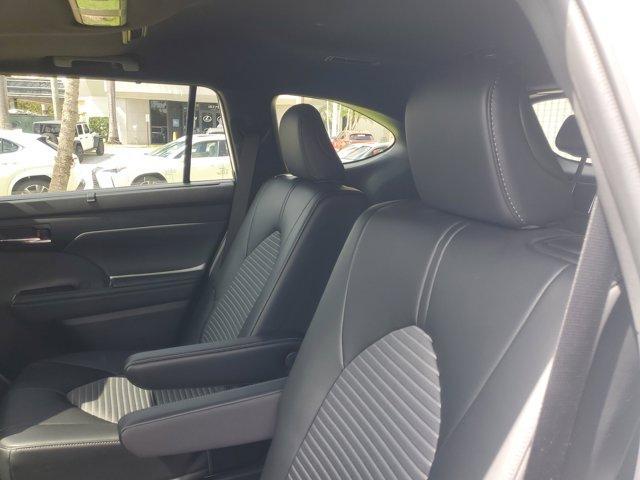 Photo of 2022 Pearl Toyota Highlander