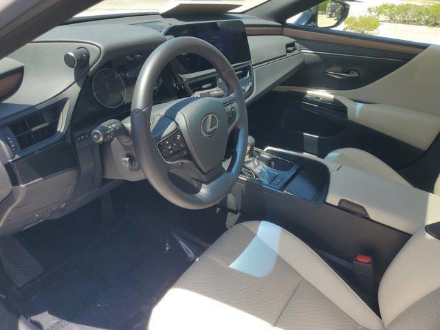 Photo of 2025 Pearl Lexus ES 350