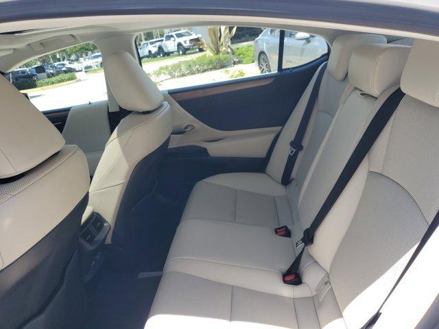 Photo of 2025 Pearl Lexus ES 350