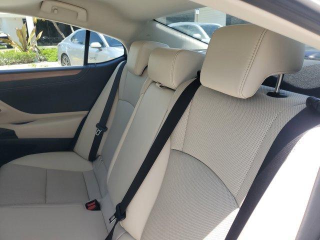 Photo of 2025 Pearl Lexus ES 350