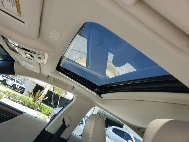 Photo of 2025 Pearl Lexus ES 350