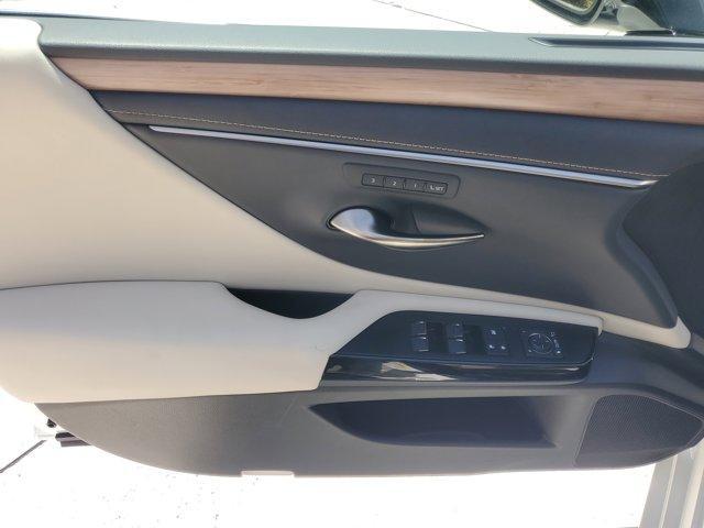 Photo of 2025 Pearl Lexus ES 350