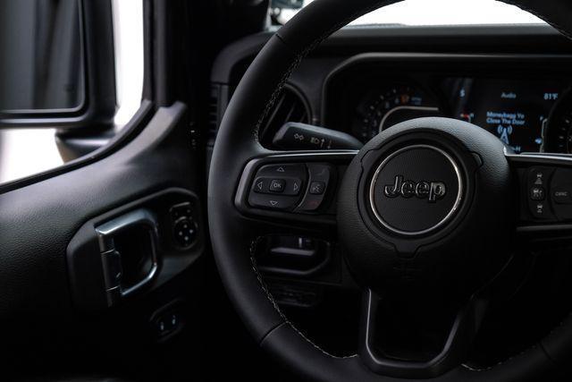 Photo of 2025 Black Clearcoat Jeep Gladiator