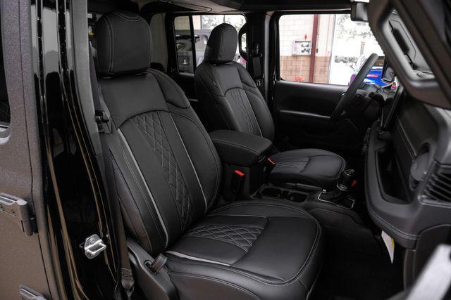 Photo of 2025 Black Clearcoat Jeep Gladiator