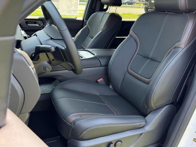 Photo of 2025 Aspen White Tricoat Nissan Armada