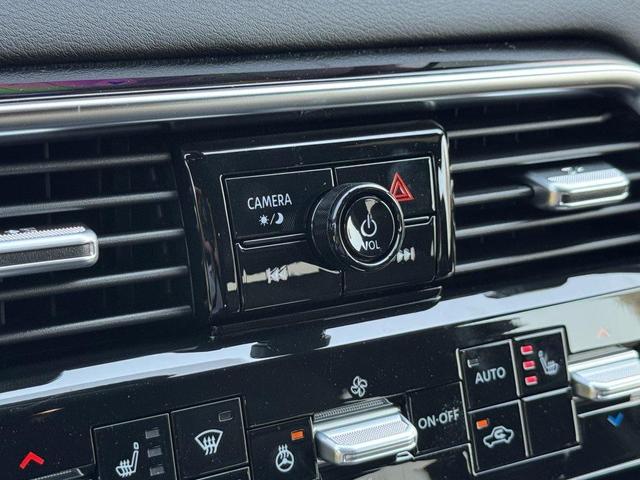Photo of 2025 Aspen White Tricoat Nissan Armada
