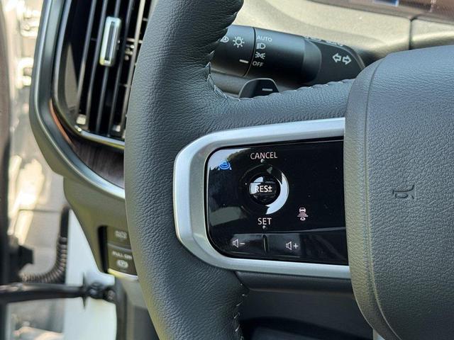Photo of 2025 Aspen White Tricoat Nissan Armada