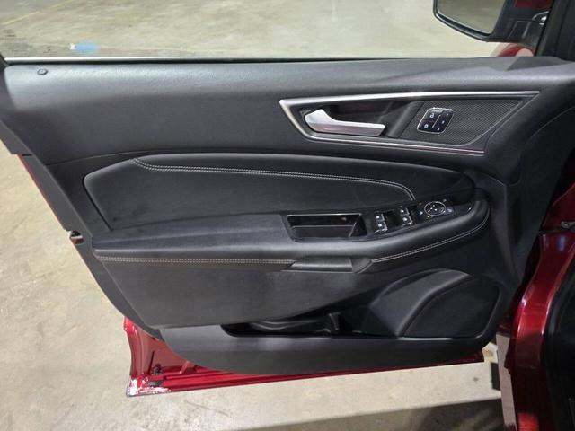 Photo of 2017 Ruby Red Ford Edge