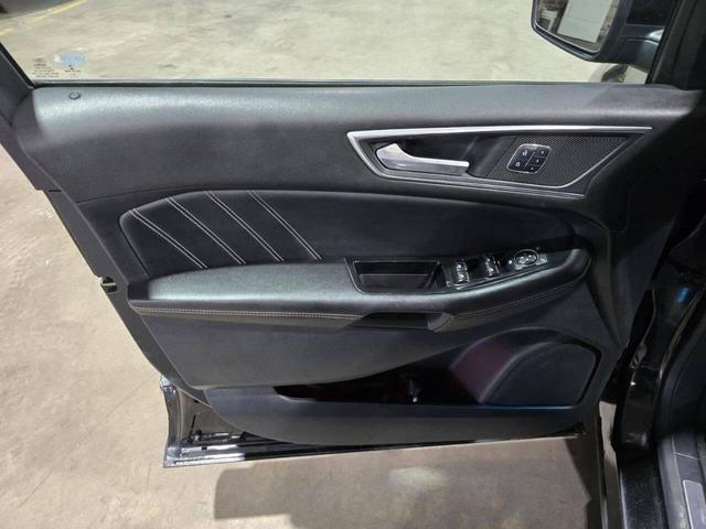 Photo of 2015 Tuxedo Black Metallic Ford Edge