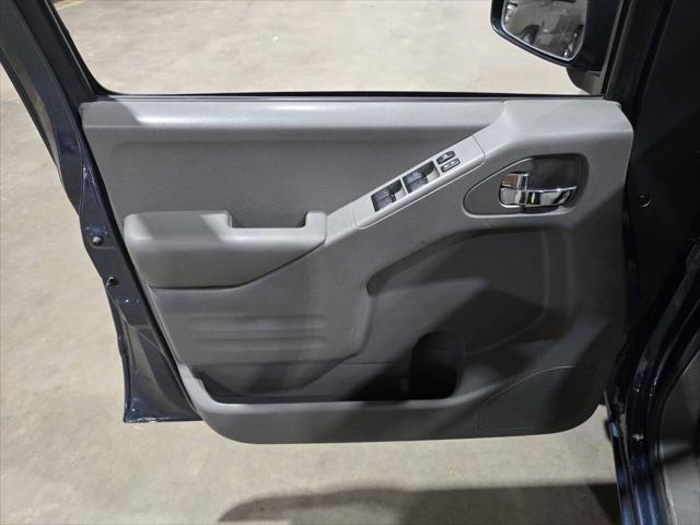 Photo of 2016 Arctic Blue Metallic Nissan Frontier