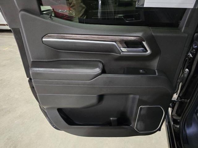 Photo of 2022 Black Chevrolet Silverado 1500