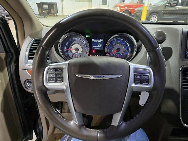 Photo of 2013 Brilliant Black Crystal Pearlcoat Chrysler Town & Country