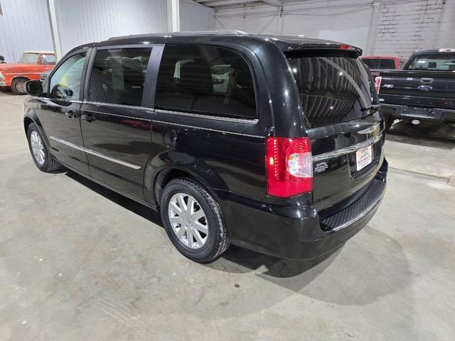 Photo of 2013 Brilliant Black Crystal Pearlcoat Chrysler Town & Country