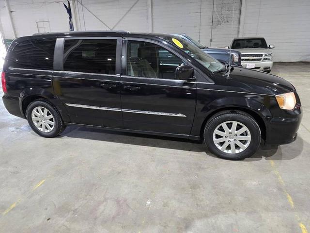 Photo of 2013 Brilliant Black Crystal Pearlcoat Chrysler Town & Country