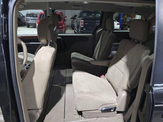 Photo of 2013 Brilliant Black Crystal Pearlcoat Chrysler Town & Country