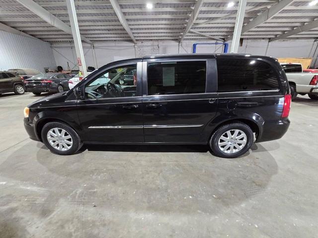 Photo of 2013 Brilliant Black Crystal Pearlcoat Chrysler Town & Country