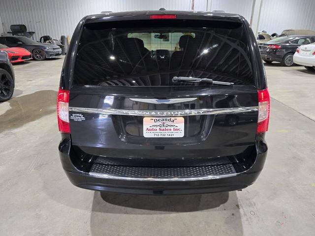 Photo of 2013 Brilliant Black Crystal Pearlcoat Chrysler Town & Country