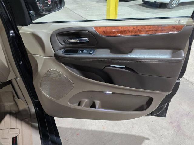 Photo of 2013 Brilliant Black Crystal Pearlcoat Chrysler Town & Country