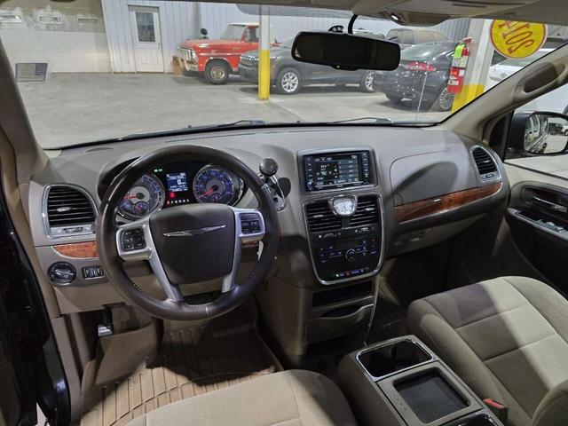 Photo of 2013 Brilliant Black Crystal Pearlcoat Chrysler Town & Country