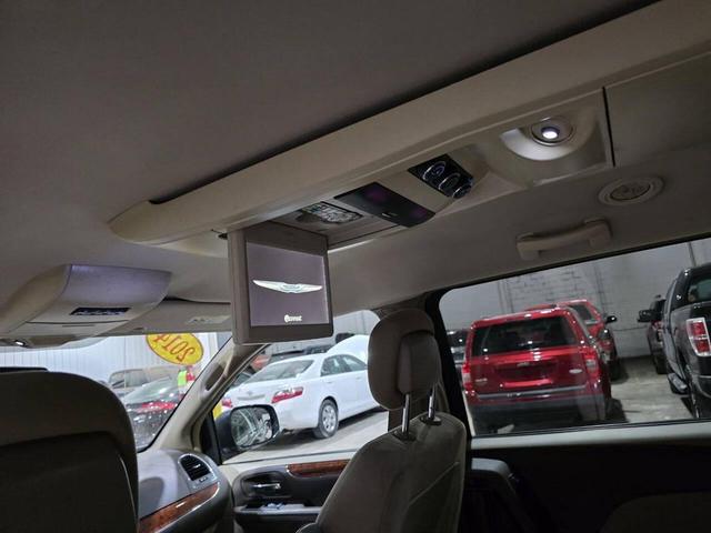 Photo of 2013 Brilliant Black Crystal Pearlcoat Chrysler Town & Country