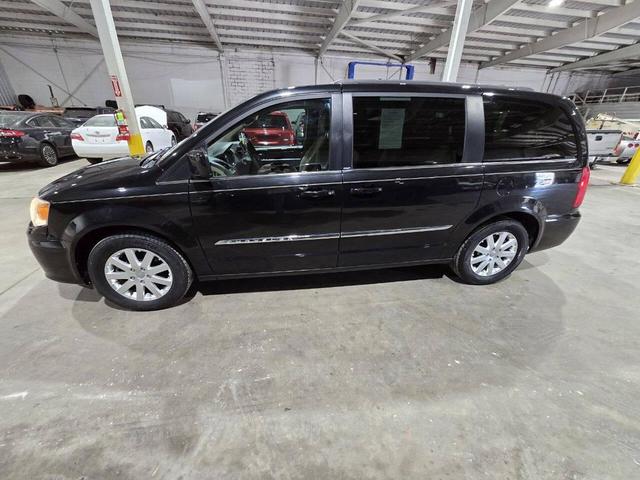 Photo of 2013 Brilliant Black Crystal Pearlcoat Chrysler Town & Country