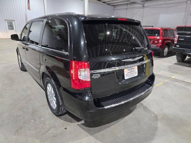 Photo of 2013 Brilliant Black Crystal Pearlcoat Chrysler Town & Country