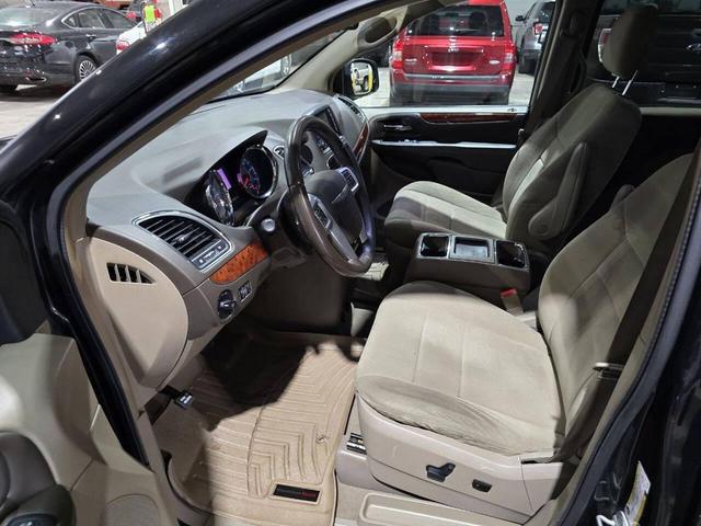 Photo of 2013 Brilliant Black Crystal Pearlcoat Chrysler Town & Country