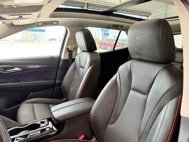 Photo of 2023 White Frost Tricoat Buick Envision