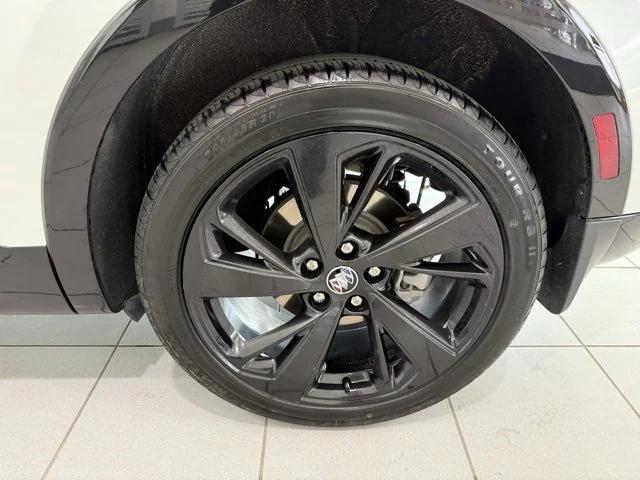 Photo of 2023 White Frost Tricoat Buick Envision