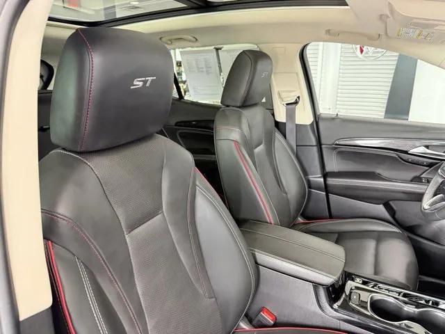 Photo of 2023 White Frost Tricoat Buick Envision