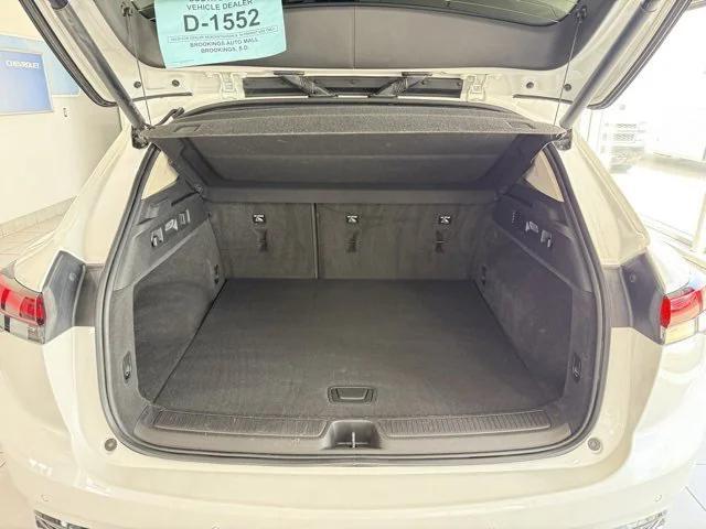 Photo of 2023 White Frost Tricoat Buick Envision