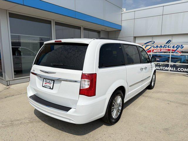 Photo of 2015 Bright White Clearcoat Chrysler Town & Country