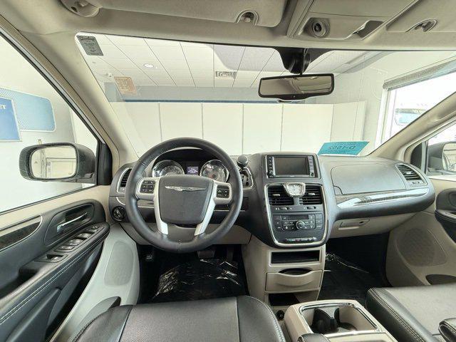 Photo of 2015 Bright White Clearcoat Chrysler Town & Country