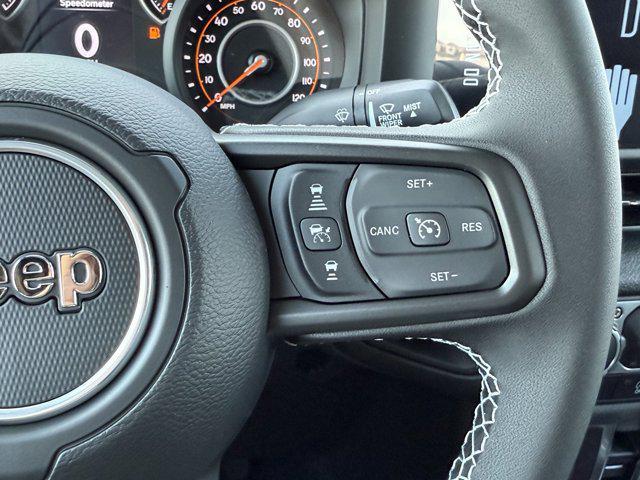 Photo of 2025 Bright White Clearcoat Jeep Gladiator