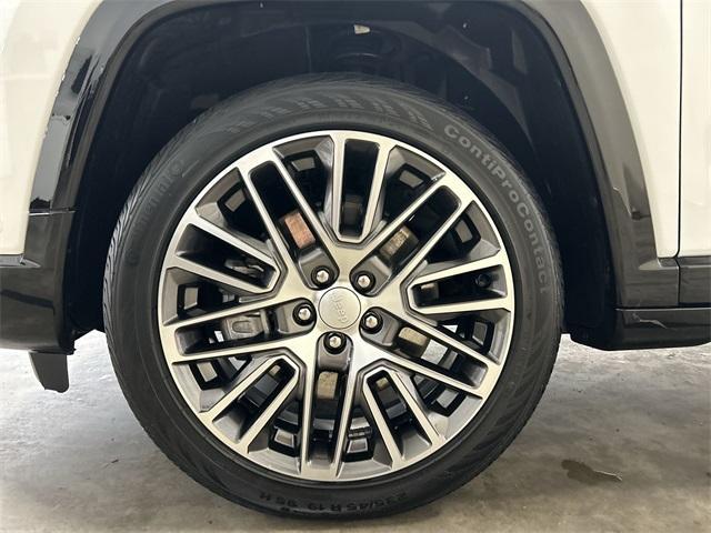 Photo of 2023 White Jeep Compass
