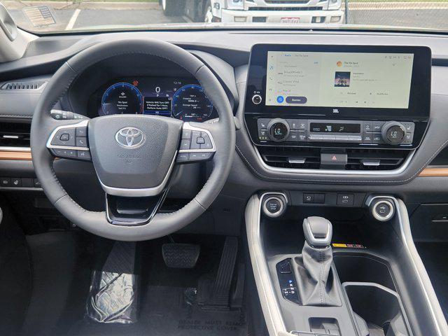 Photo of 2024 Celestial Silver Metallic Toyota Grand Highlander