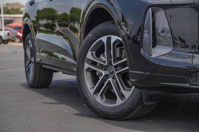 Photo of 2025 Mythos Black Metallic Audi Q5