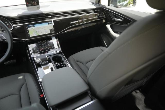 Photo of 2025 Mythos Black Metallic Audi Q7