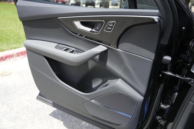 Photo of 2025 Mythos Black Metallic Audi Q7