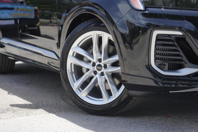 Photo of 2025 Mythos Black Metallic Audi Q7