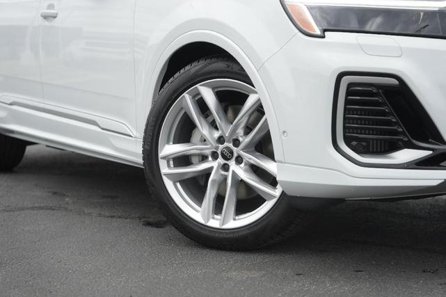 Photo of 2025 Glacier White Metallic Audi Q7